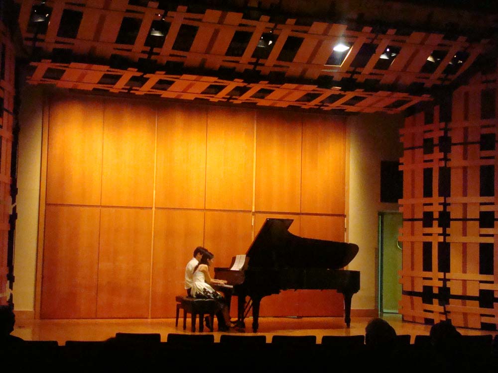 Heeyeon and Victor performing Mahle's music in Rock Hall, Philadelphia